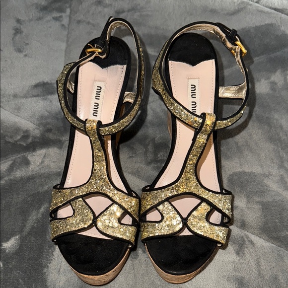 Preloved Miu Miu gold glitter strap sandals cork material excellent condition 5”